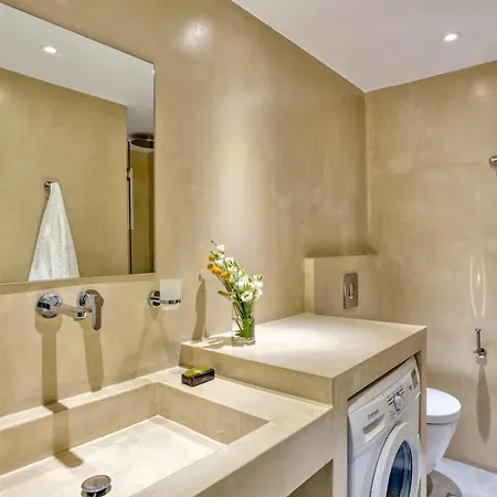 White Cliff * Náusza